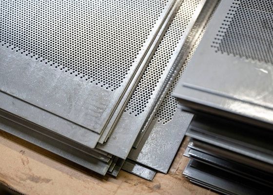 Personalizacja Płytki stalowej Perforacja Płytki metalowej z różnymi otworami i rozmiarami paneli