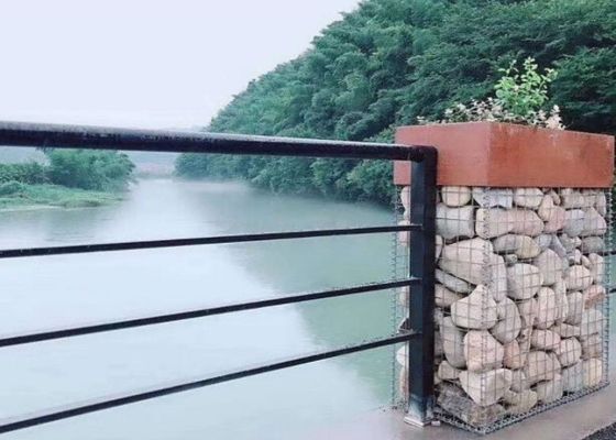 Gruba spawana siatka druciana stosowana jako dekoracyjna gabionowa konstrukcja krajobrazu