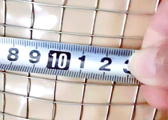 Elektrogalwanizowana siatka z spawaną drutą o długości 50 m i szerokości 0,5 m dla ośrodków dla zwierząt