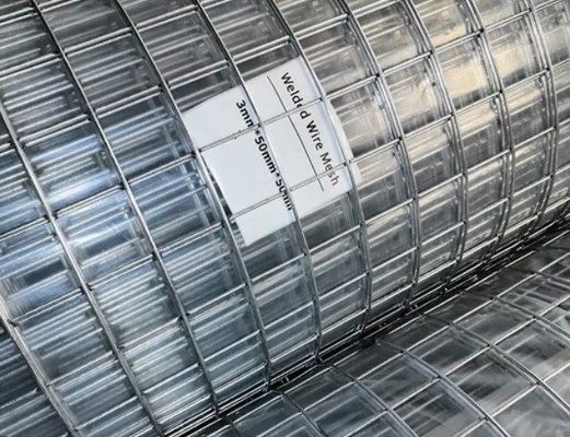 Spawana siatka druciana z kwadratowymi oczkami powlekana PVC z otworami 1/4'', 3/8'' i 3/4'' do klatek zabezpieczających i zagród dla zwierząt