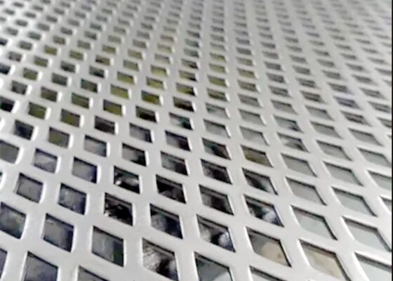 Wytrzymałość na rozciąganie od 250 do 550 MPa. Personalizacja perforowanych paneli metalowych na życzenie. Wszechstronna opcja do wielu zastosowań przemysłowych.