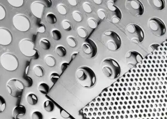Wytrzymałość na rozciąganie od 250 do 550 MPa. Personalizacja perforowanych paneli metalowych na życzenie. Wszechstronna opcja do wielu zastosowań przemysłowych.