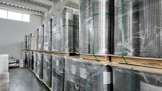 Rolki z siatki spawanej o długości 20 m, charakteryzujące się wysoką odpornością na korozję, idealne do wzmacniania ogrodzeń i rozwiązań zabezpieczających